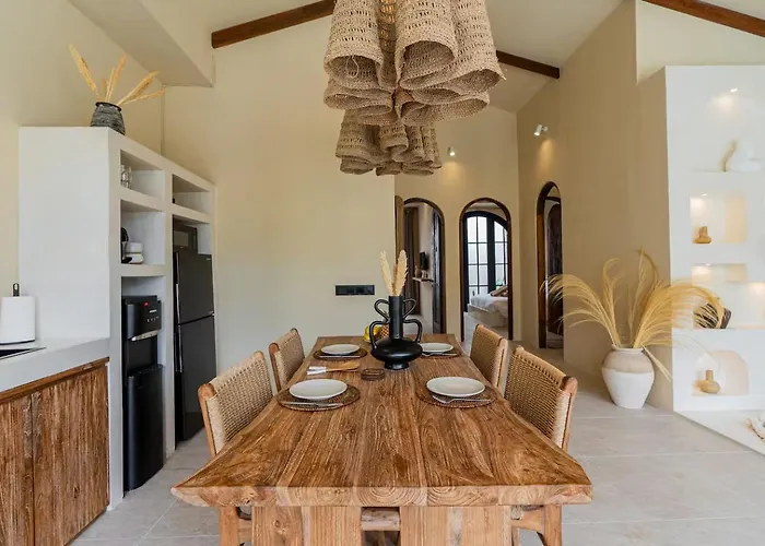Casa Mimosa - 2br Mediterranean Villa-getaway Near Beach&cafes Tanah Lot